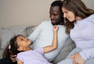 Racismo em famílias inter-raciais é tema de livro, mas existe além da ficção