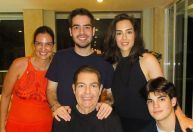 Filho de Faustão compartilha foto do apresentador com a família no Natal