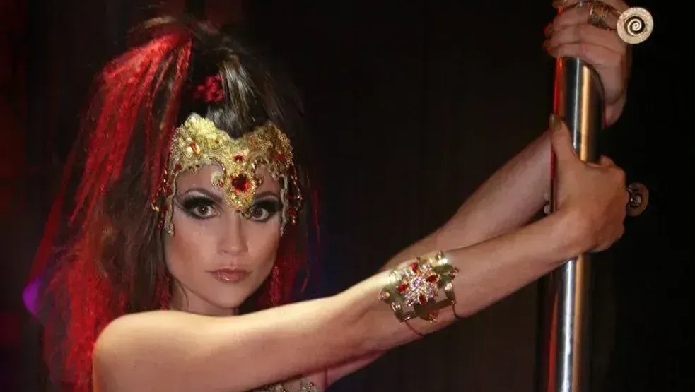 Flávia Alessandra aprendeu pole dance para viver Alzira em "Duas Caras"