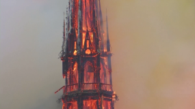 Fogo atinge pináculo da Catedral de Notre-Dame