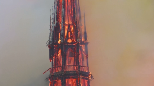 Fogo atinge pináculo da Catedral de Notre-Dame