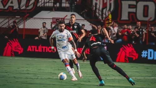 Lucero, do Fortaleza, em ação contra o Atlético-GO pelo Brasileirão