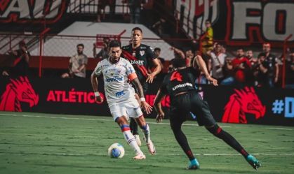 Lucero, do Fortaleza, em ação contra o Atlético-GO pelo Brasileirão