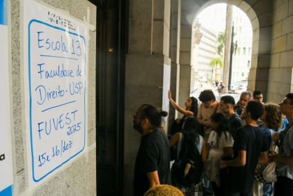 Entrada de um dos prédios Faculdade de Direito, da USP, com quantia de alunos antes de efetuarem a prova