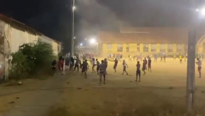 Jovens brincam com armas de gel em Olinda, na região metropolitana do Recife