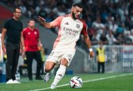 Atacante do Lyon sofre assalto à mão armada em casa; veja o prejuízo