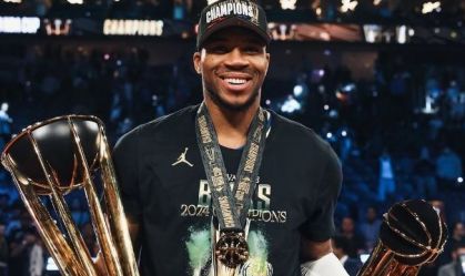 Antetokounmpo é nomeado MVP após liderar os Bucks ao título da NBA Cup