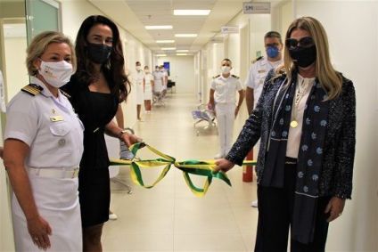 A médica Gisele Mendes de Souza e Mello (primeira à esquerda) durante evento no Hospital Naval de Brasília
