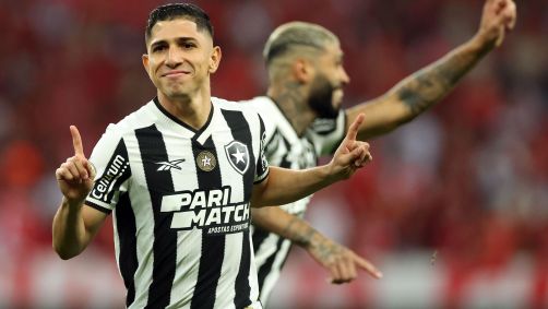 Savarino comemora gol do Botafogo sobre o Inter no Beira-Rio