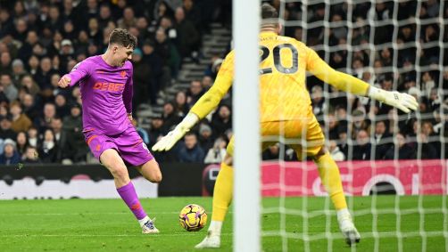 Strand Larsen enche o pé para empatar a partida entre Tottenham e Wolverhampton