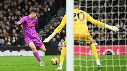 Strand Larsen enche o pé para empatar a partida entre Tottenham e Wolverhampton