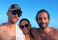 Wagner Moura e Humberto Carrão curtem praia juntos no Rio; veja