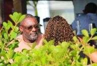 Ator britânico Idris Elba é flagrado em passeio no Rio; veja fotos
