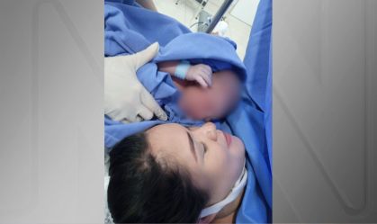 Mãe de bebês trocados fez foto com filho biológico logo após o parto