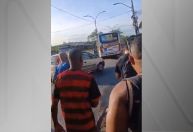 Ônibus é sequestrado e usado como barricada durante operação da PM no RJ