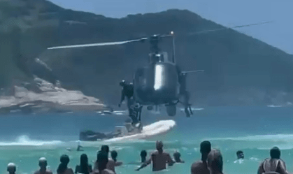No Rio, fuzil de PM cai no mar e banhista é aplaudido ao devolvê-lo; veja vídeo