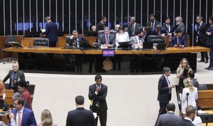 Regulamentação da tributária: Câmara encerra discussão e votação fica para terça