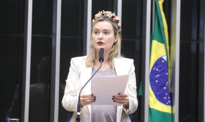 Deputada é alvo de representação na AGU por promover campanha antivacina