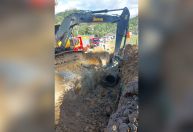 Funcionário de obra é soterrado até a cintura em Blumenau (SC)