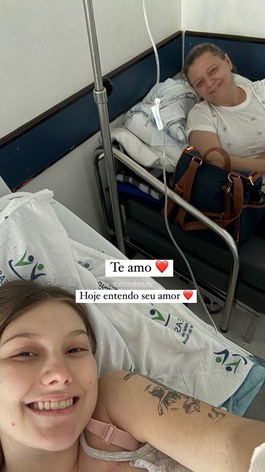 Isabel Veloso postou uma foto ao lado de sua mãe, enquanto está no hospital • Instagram/Isabel Veloso