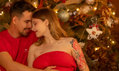 Grávida, Isabel Veloso posa em clima natalino com o marido: “Minha família”