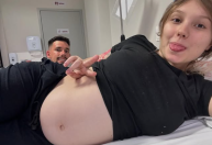 Isabel Veloso pega bebê no colo pela primeira vez após parto prematuro