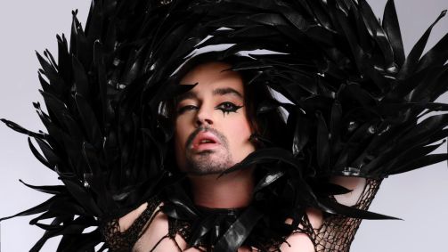 Johnny Hooker anuncia turnê para celebrar 10 anos do álbum "“Eu Vou Fazer Uma Macumba Pra Te Amarrar, Maldito!”