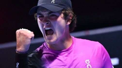 João Fonseca comemorando a vitória em estreia no Next Gen ATP Finals