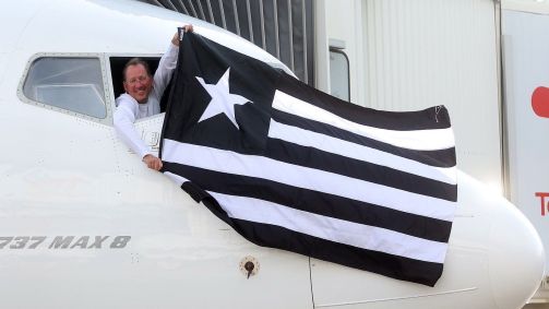 John Textor recria gesto de Túlio Maravilha com a bandeira do Botafogo