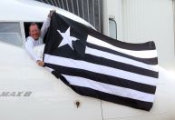 John Textor recria gesto de Túlio Maravilha na chegada do Botafogo ao Rio