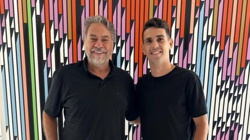 O presidente do São Paulo, Julio Casares, com o meia Oscar, reforço do clube