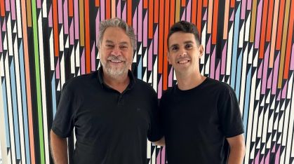 O presidente do São Paulo, Julio Casares, com o meia Oscar, reforço do clube