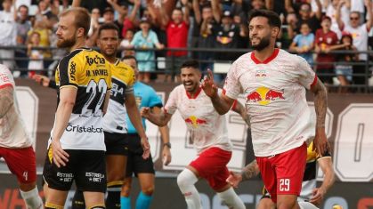 Juninho Capixaba comemora gol contra o Criciúma