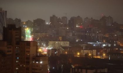 Ataque russo com mísseis atinge prédio em Kiev