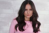 Larissa Manoela aposta em look rosa ao se inspirar em personagem de "Wicked"