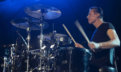 Baterista do U2 revela diagnóstico de discalculia: "Numericamente desafiado"