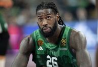 Cenas fortes: nove torcedores passam mal com lesão de jogador de basquete