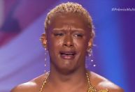 Liniker chora ao levar quatro troféus no Prêmio Multishow