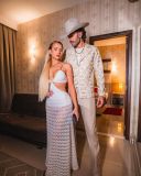 O cantor sertanejo Luan Pereira e sua namorada, Maria Eduarda Corrêa, apostaram em estampas e texturas para recepcionar 2025