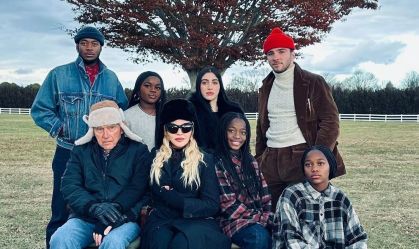 Madonna posta foto rara com todos os filhos e o pai; veja