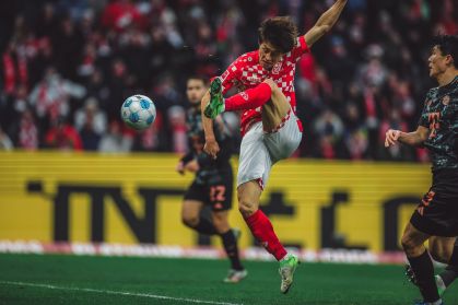 Lee Jae-Sung fez os dois gols que derrubaram o Bayern contra o Mainz 05