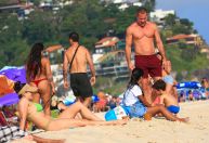 Malvino Salvador curte dia de praia e sol com família; veja fotos