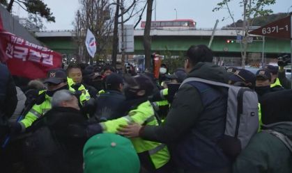 Manifestantes sul-coreanos entram em confronto com a polícia em Seul