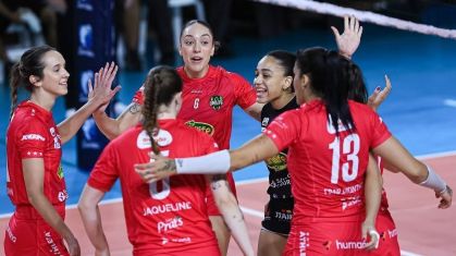 Equipe do Maringá comemorando ponto contra Pinheiros pela Superliga