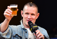 Matt Smith bebe cerveja e recebe presentes de "Doctor Who" na CCXP
