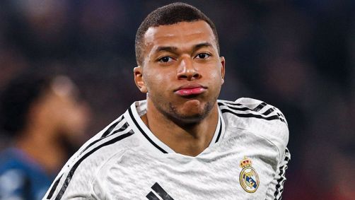 Mbappé comemora o gol que marcou contra a Atalanta, antes de se lesionar