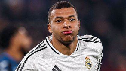 Mbappé comemora o gol que marcou contra a Atalanta, antes de se lesionar