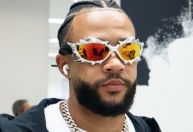 Depay chega a jogo do Corinthians com óculos avaliado em R$ 13 mil