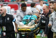 NFL: jogador do Miami Dolphins é hospitalizado após choque de cabeça