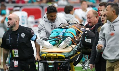 NFL: jogador do Miami Dolphins é hospitalizado após choque de cabeça